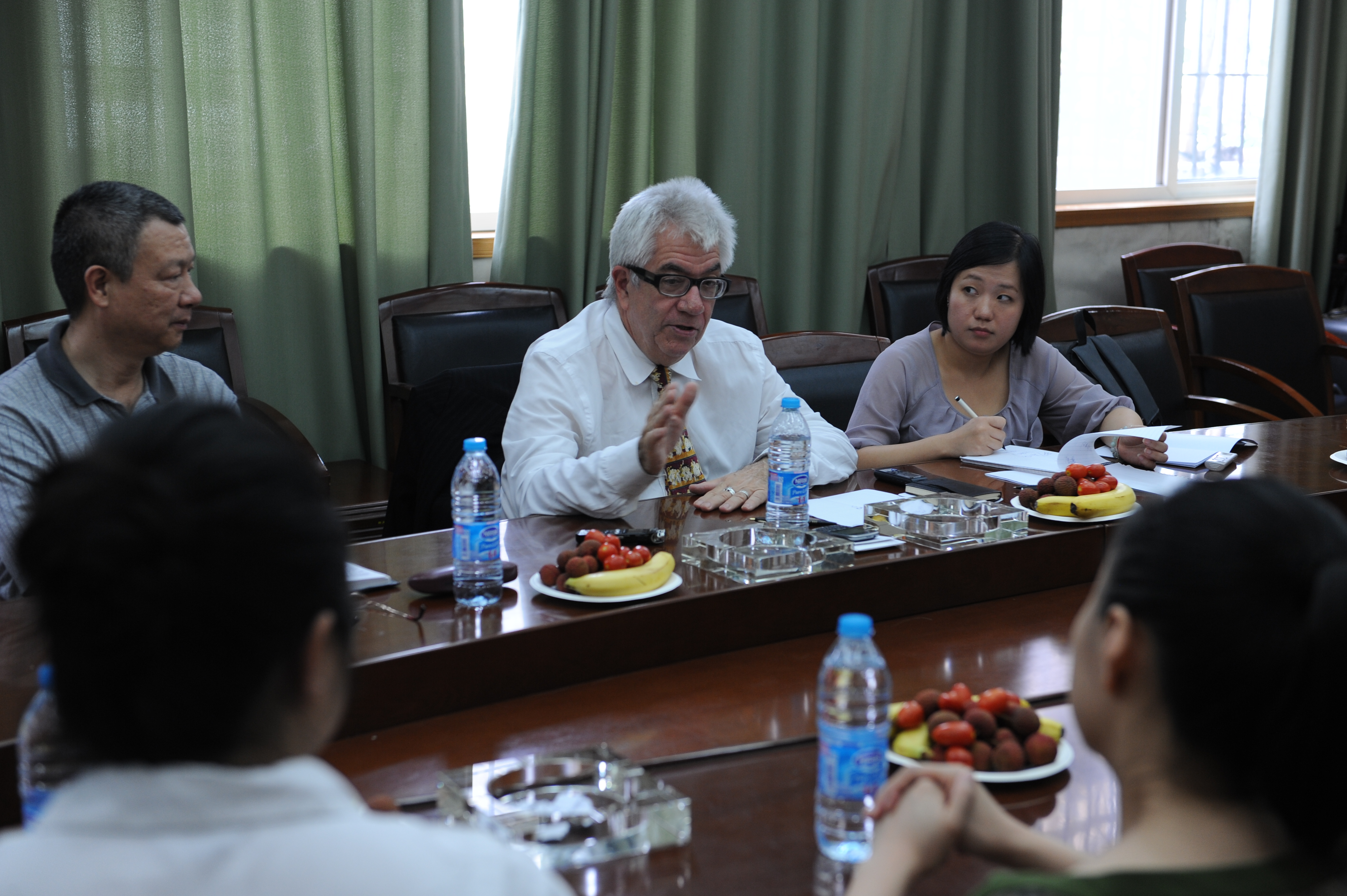 美国新闻学教授普雷特访问哔哩轻小说