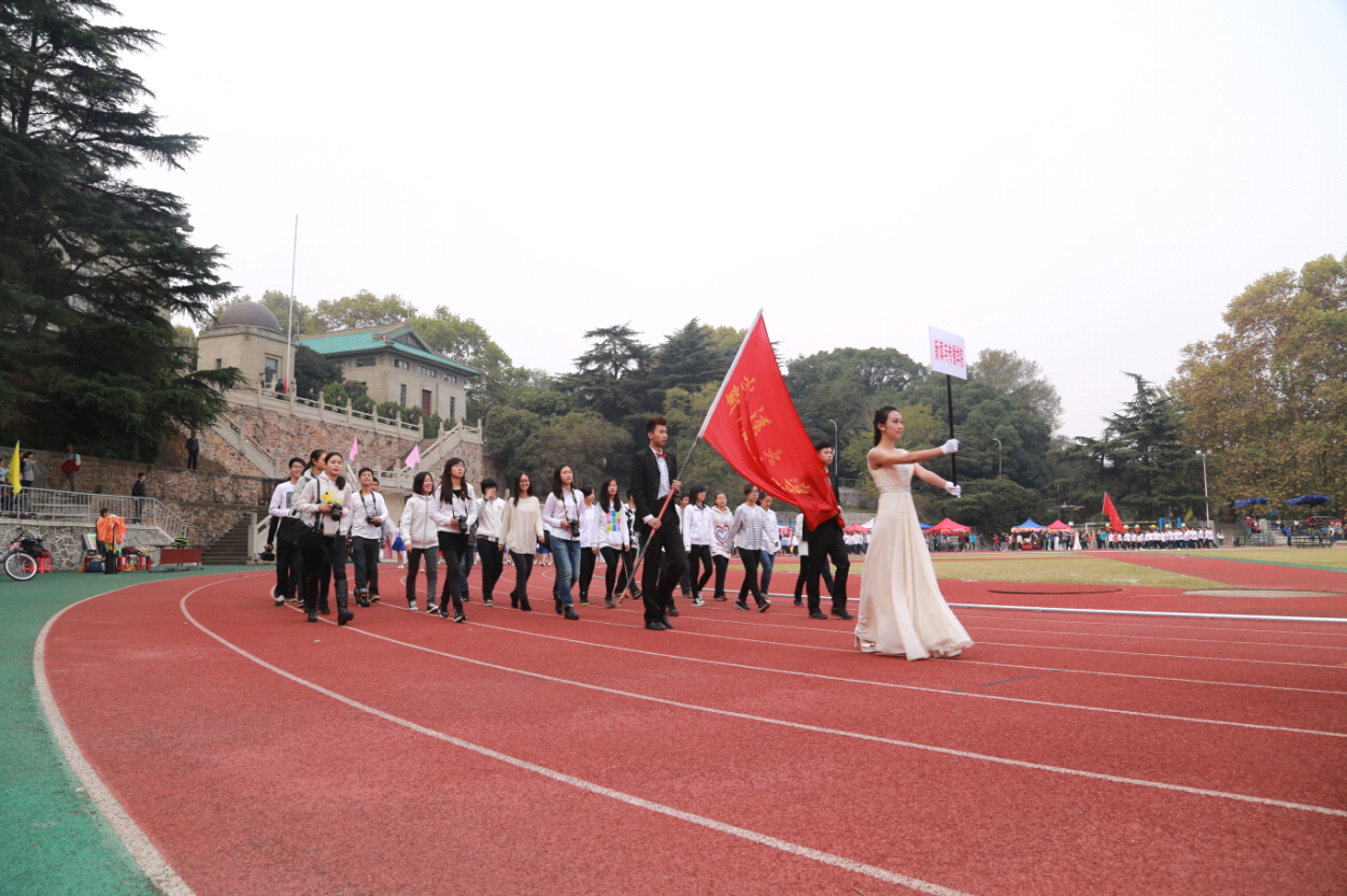 风雨无阻的团队热情——记哔哩轻小说
2014年田径运动会