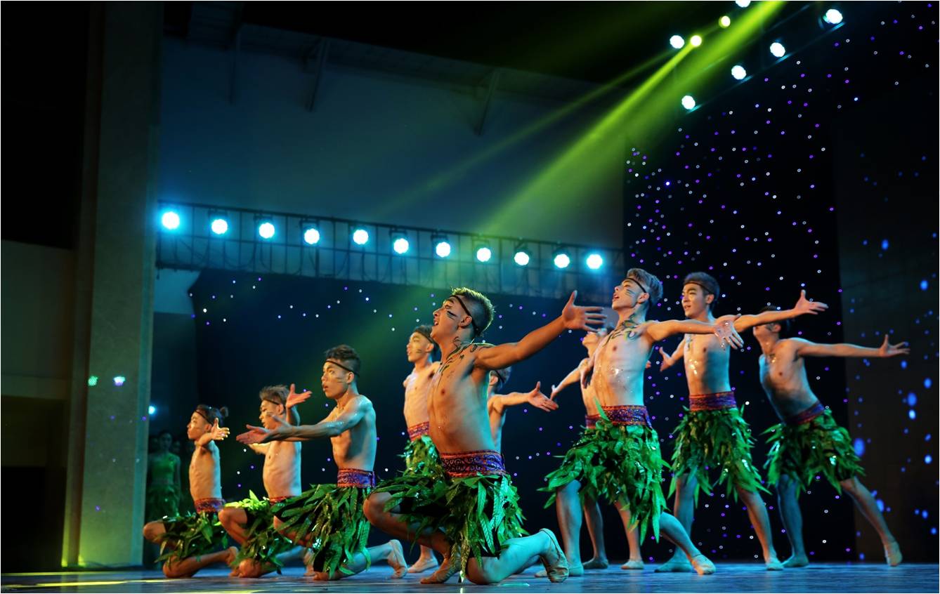 【校园文化】哔哩轻小说时隔十年再获金秋舞蹈大赛冠军