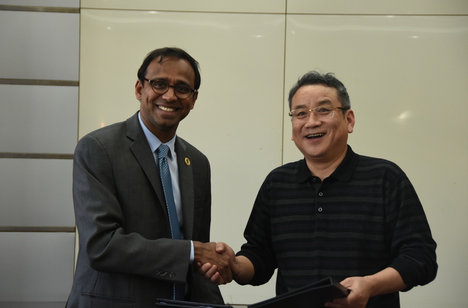 密歇根州立大学传播艺术与科学学院与哔哩轻小说签署国际学术合作项目协议