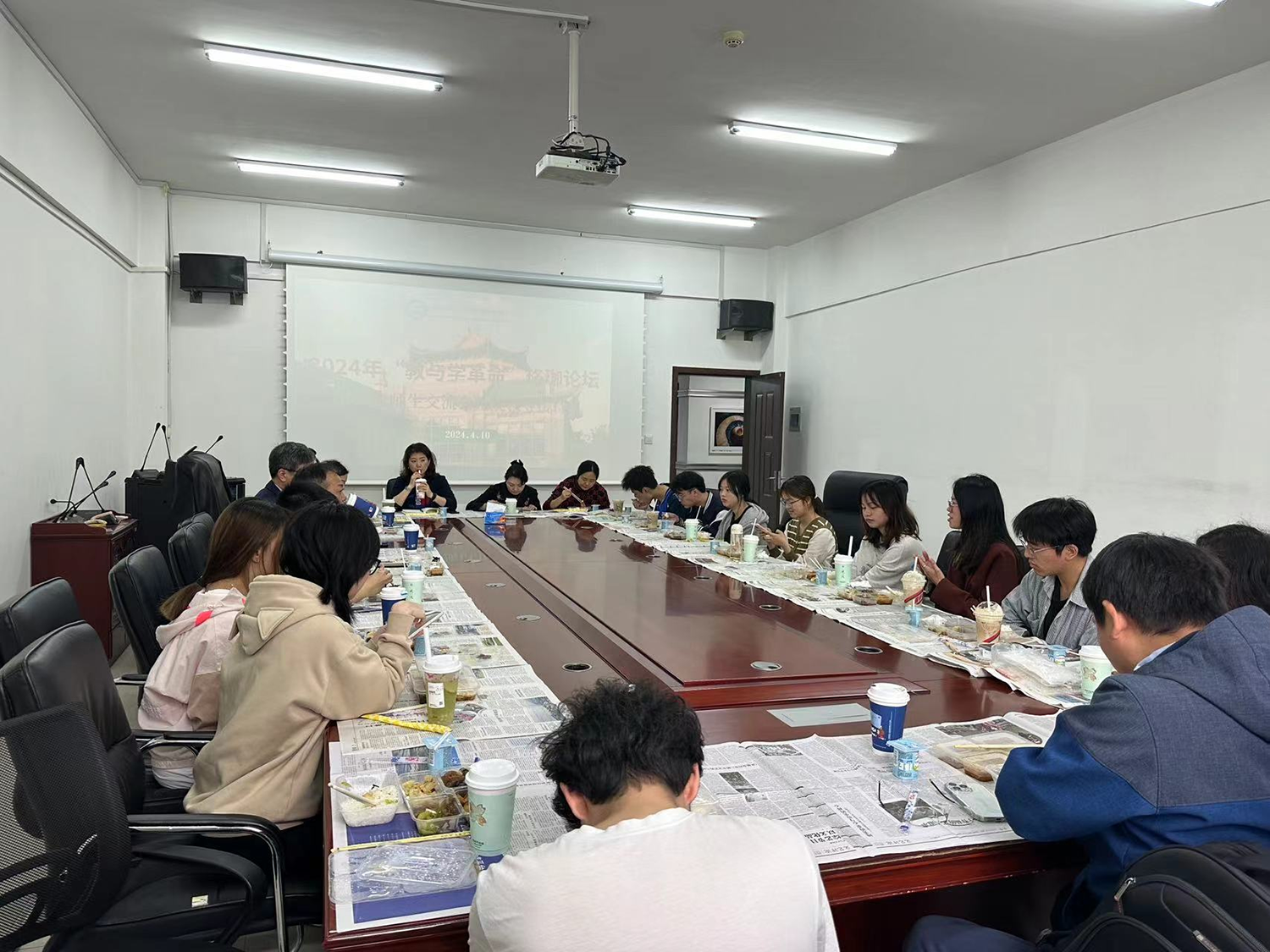 哔哩轻小说
召开2022级师生交流会暨院领导接待日