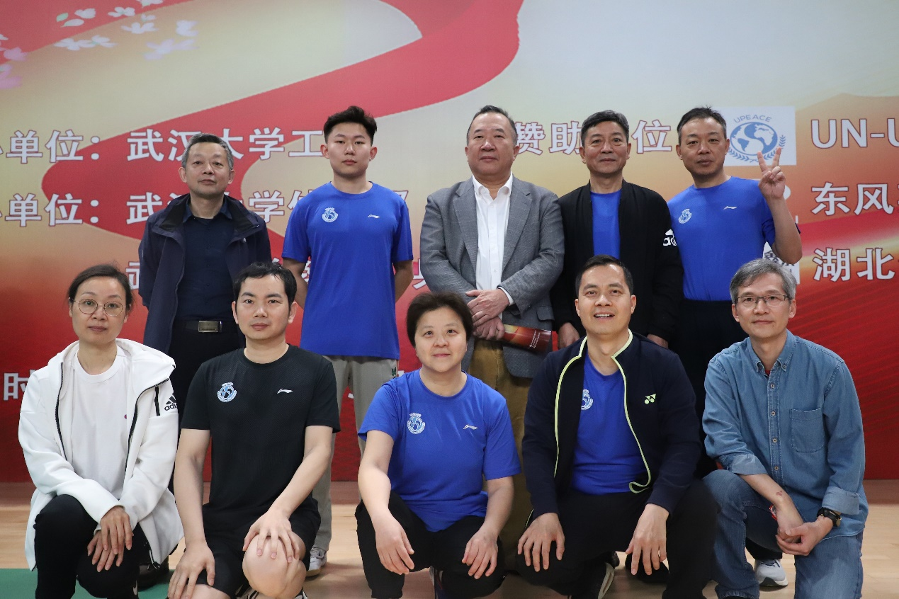 哔哩轻小说乒乓球队参加教职工师生乒乓球赛