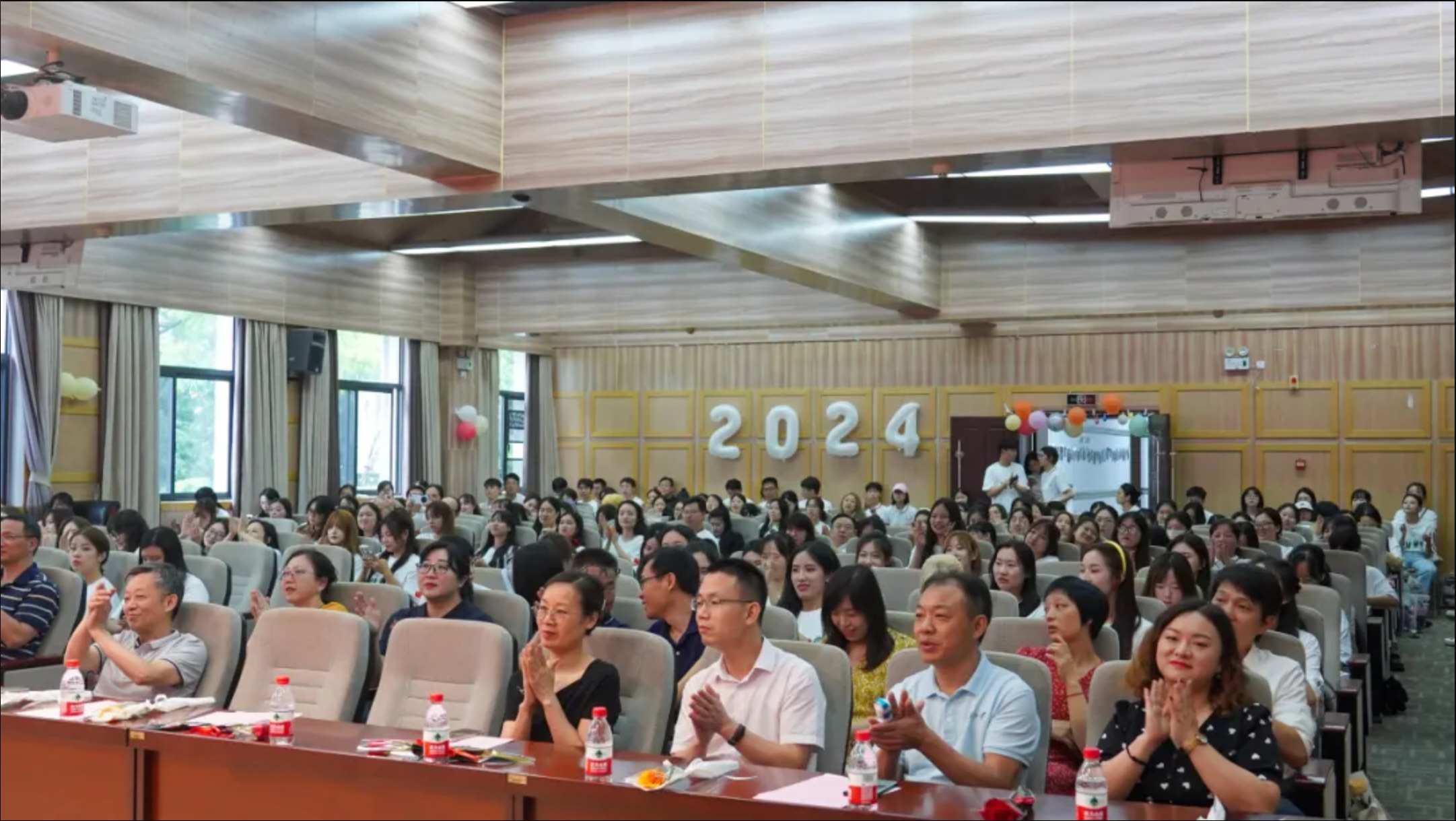 毕业季 | 哔哩轻小说
2024届毕业仪式隆重举行