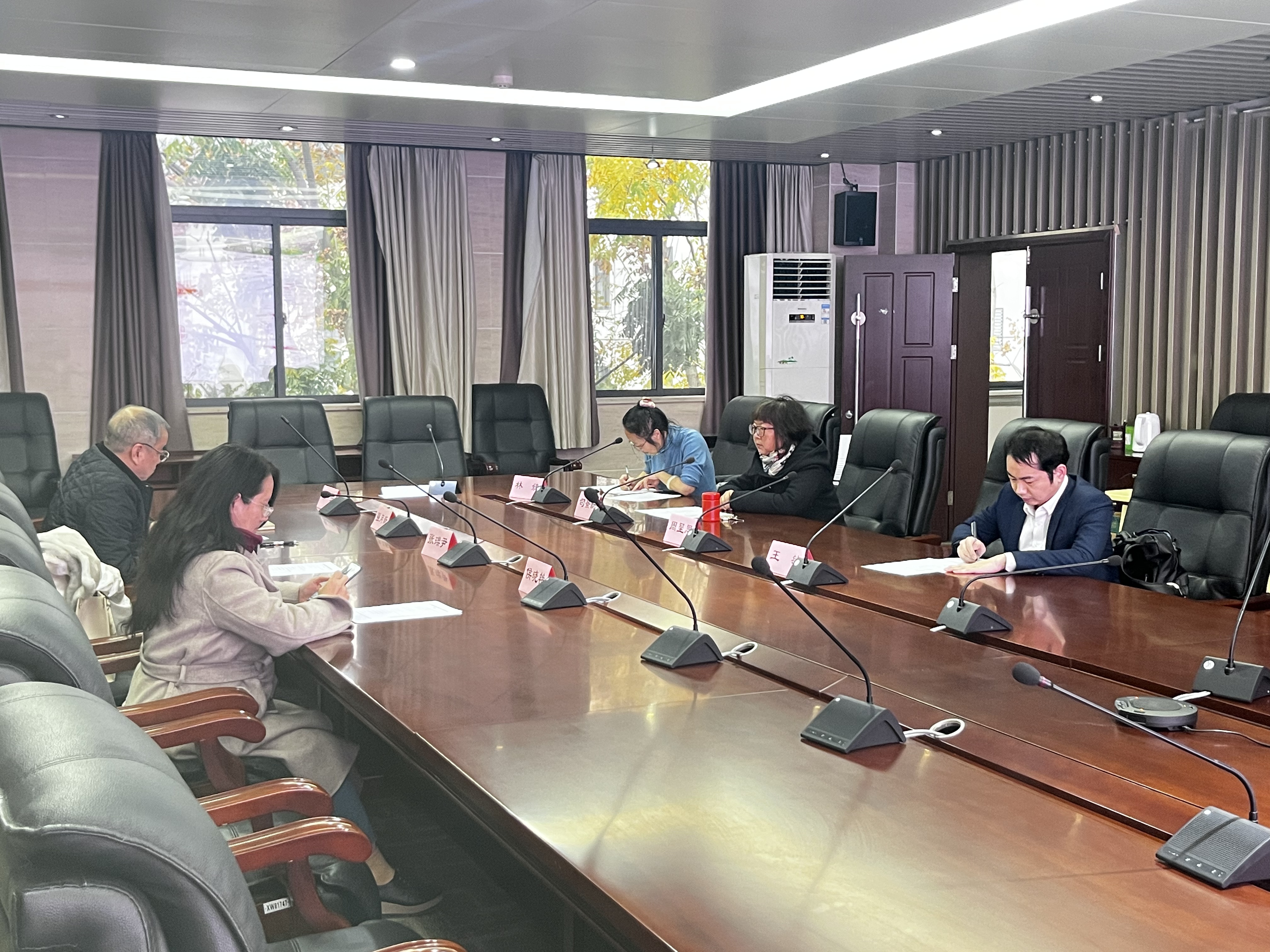 “学习党的二十届三中全会精神 深化新闻传播领域教育改革”--新疆大学新闻学系党支部与哔哩轻小说
新闻学系党支部举行联学共建活动