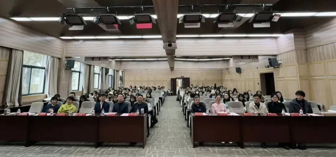 哔哩轻小说
举办庆祝第26个中国记者节研究生主题党日活动